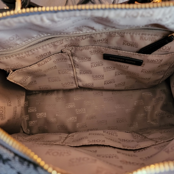 Michael Kors navy bag. - Picture 4 of 4